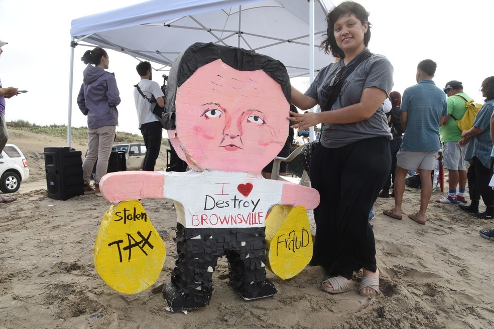 Mulher leva boneco de Elon Musk para protestar contra a votação que transformou o local que abriga a base da SpaceX， no Texas， em cidade — Foto: AP Photo/Valerie Gonzalez