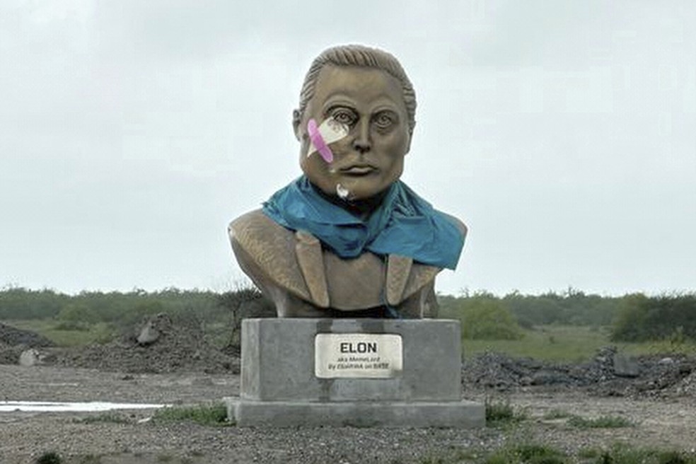 Estátua de Elon Musk em Starbase， no Texas， nova cidade que abriga a sede da SpaceX — Foto: AP Photo/Valerie Gonzalez