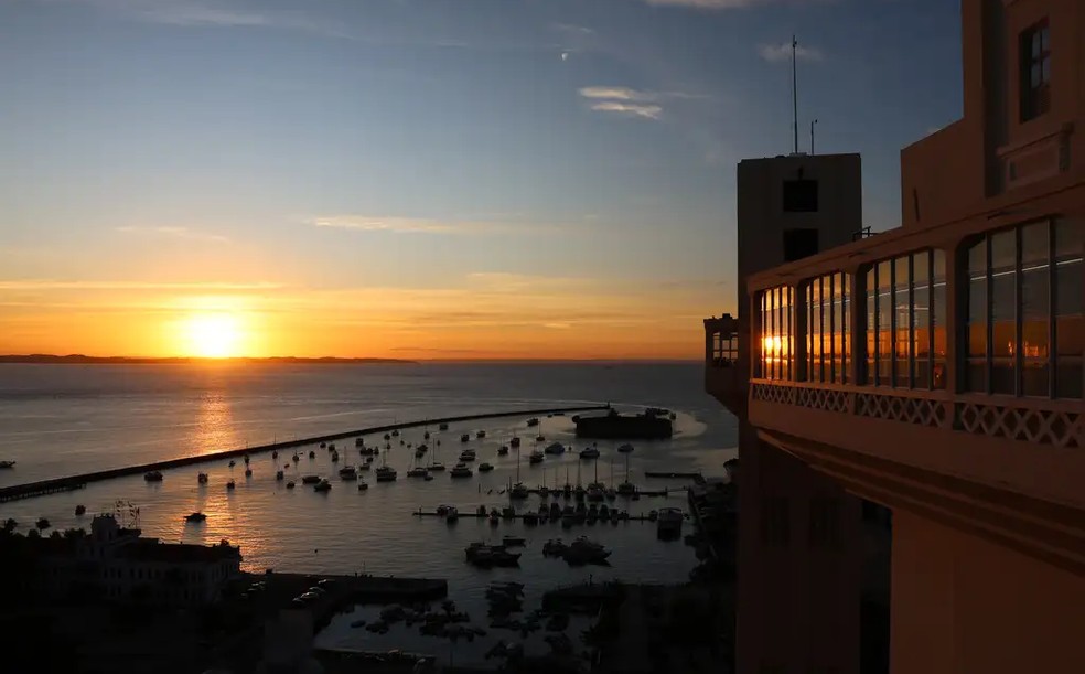 Salvador (BA)， 07/08/2025 - Pôr do sol na Baía de Todos os Santos visto do alto do elevador Lacerda no Pelourinho， centro histórico de Salvador. — Foto: Rovena Rosa/Agência Brasil
