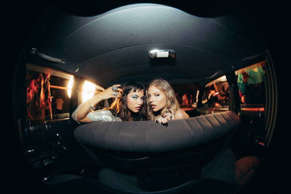 Luísa Sonza (à direita) com Sofía Reyes na gravação do clipe do reggaeton 'Uñas afiladas' — Foto: Duda Boninii / Divulgação