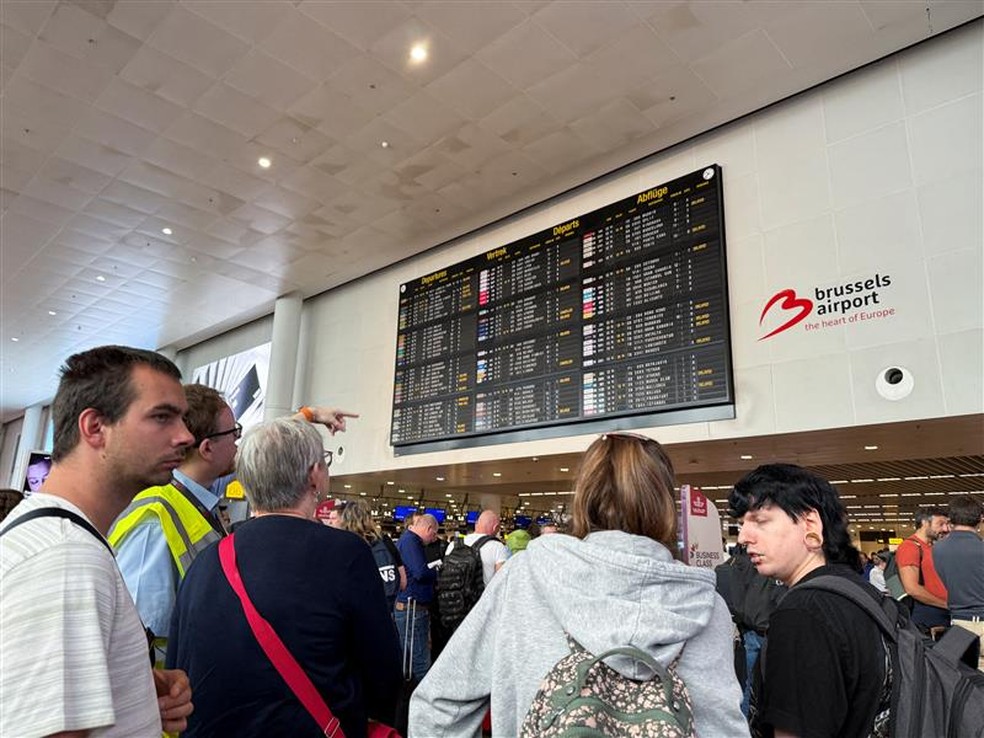 Passageiros enfrentam filas para embarcar em， pelo menos， três grandes aeroportos europeus. — Foto: Marta Fiorin/Reuters