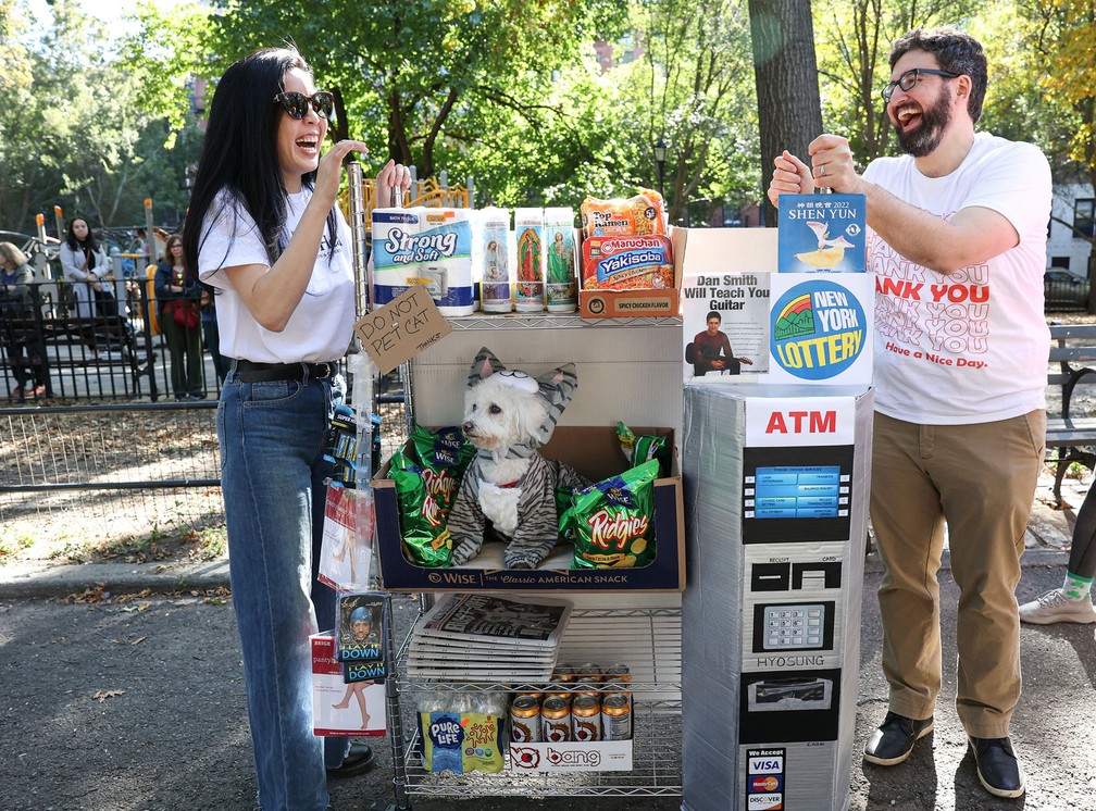 Cachorro fantasiado como 'bodega cat'， gato comum em lojas de conveniência de Nova York， participa do Desfile Canino de Halloween no Parque da Praça Tompkins， em Nova York — Foto: Caitlin Ochs/Reuters