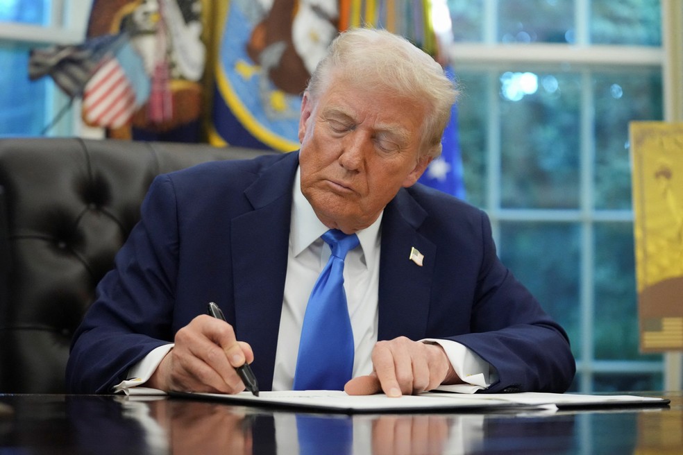 Trump assina ordem executiva para novas condições de visto. — Foto: Reuters/Ken Cedeno