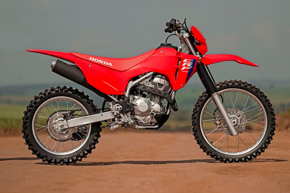 A Honda CRF 300F tem rodas de 21 polegadas na frente e de 18 polegadas na traseira — Foto: Divulgação | Honda