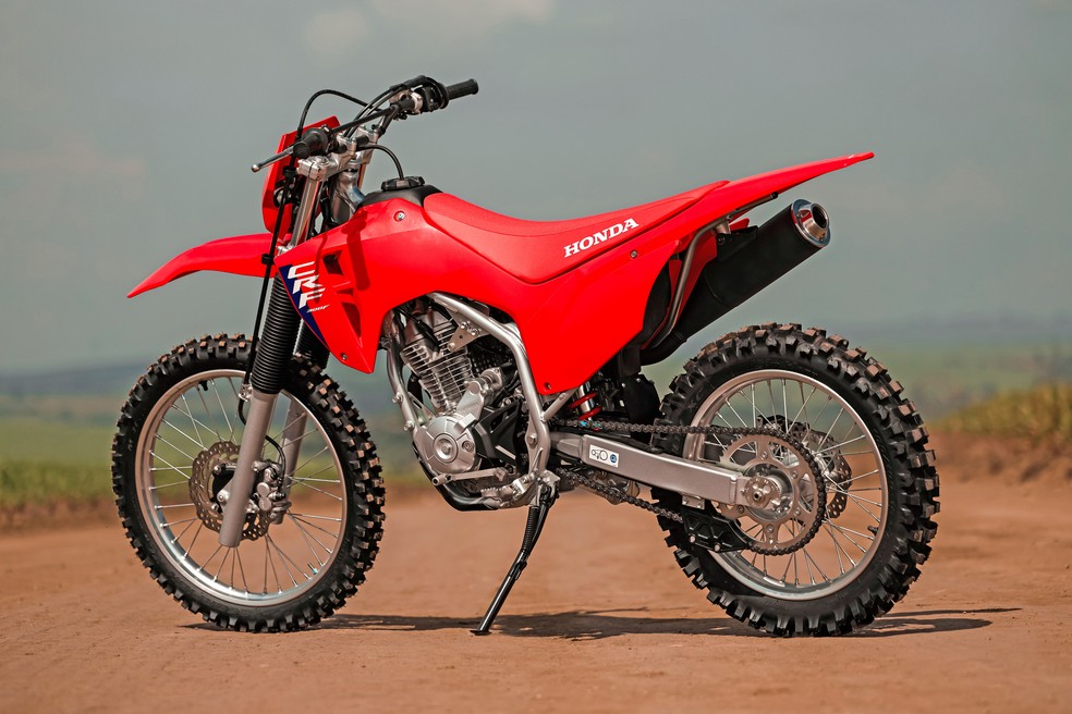 Na traseira， freios de 220 mm， mas com apenas um pistão — Foto: Divulgação | Honda