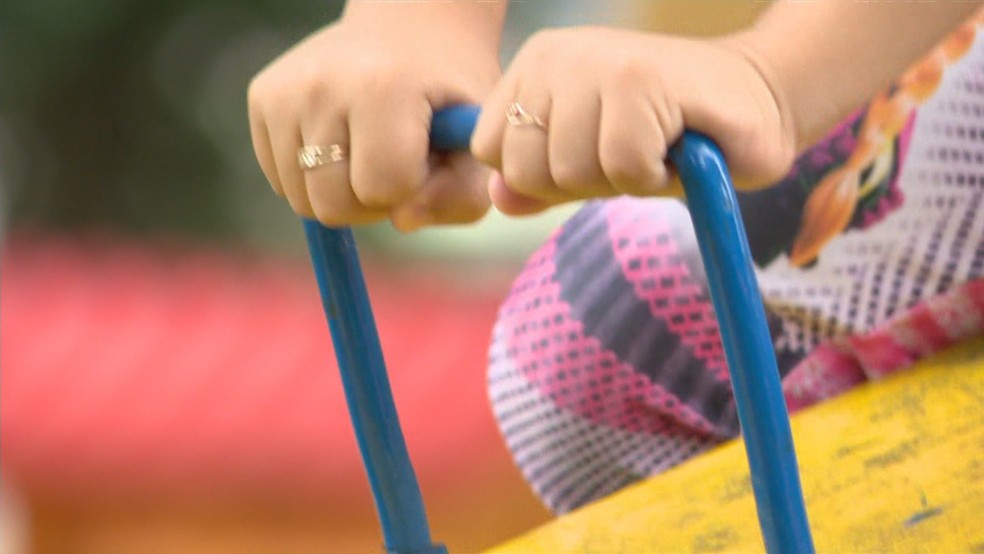 Criança brincando em Porto Alegre — Foto: Reprodução/RBS TV