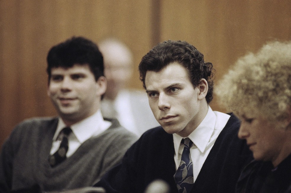 Lyle (à esquerda) e Erik Menendez durante o julgamento em que eram réus por matarem os próprios pais， em 1990 — Foto: Nick Ut/AP Photo， arquivo