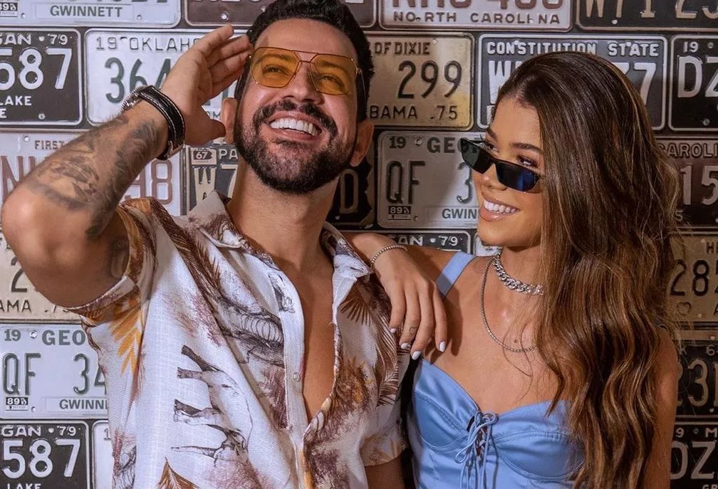 Dennis DJ e Tília， filha do produtor， posam juntos — Foto: Divulgação/Instagram da cantora
