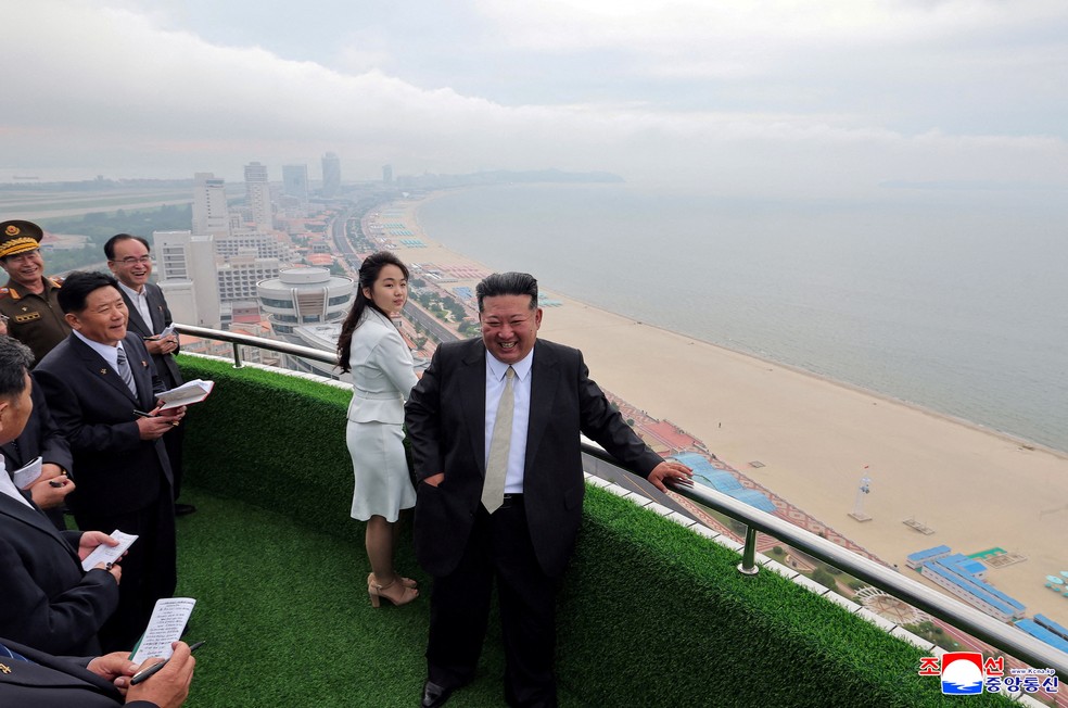Kim Jong-un e a filha， Kim Ju Ae， durante inauguração do complexo turístico de Wonsan Kalma — Foto: Divulgação/KCNA