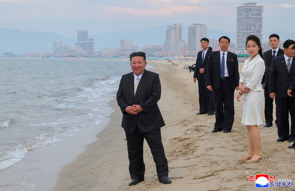 Kim Jong-un na praia de Wonsan， na Coreia do Norte — Foto: Divulgação/KCNA
