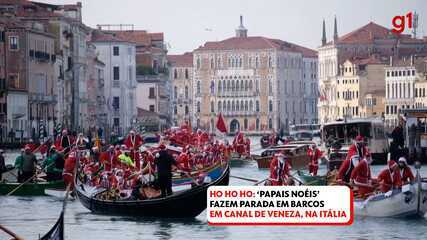 'Papais noéis' fazem parada em barcos em canal de Veneza， na Itália