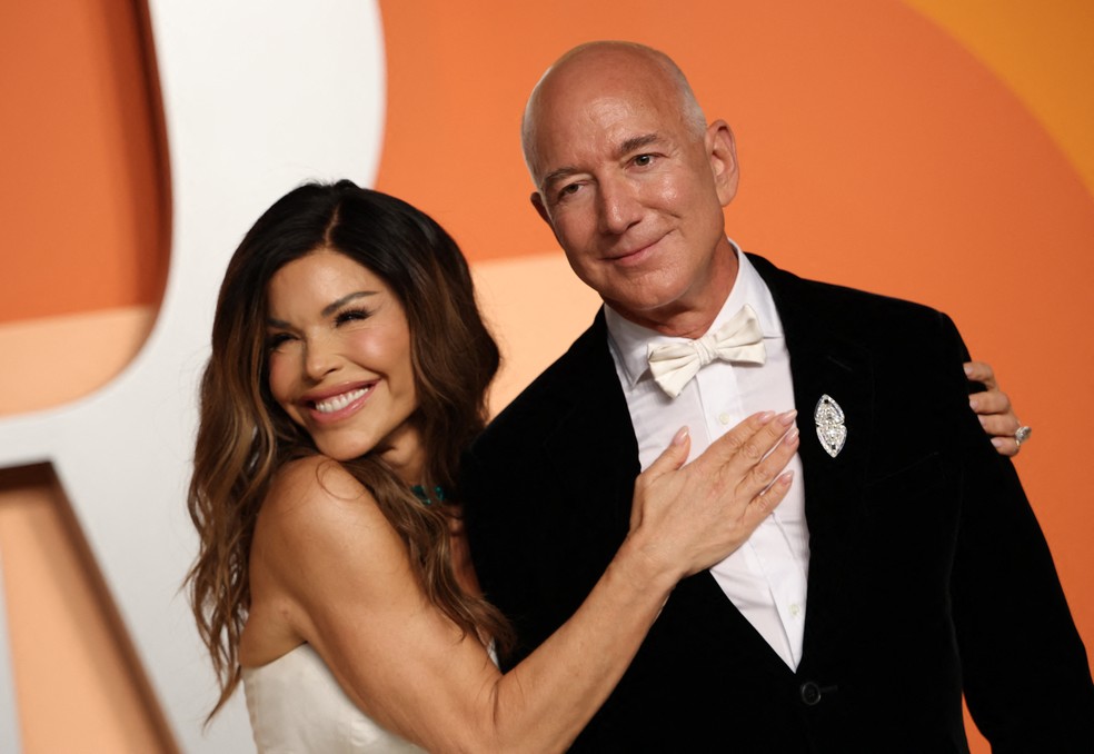 Lauren Sánchez e Jeff Bezos durante evento na Califórnia， em 2 de março de 2025 — Foto: Michael Tran/AFP