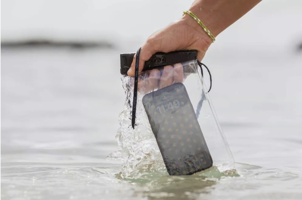 Capa de proteção para água com celular dentro — Foto: Divulgação