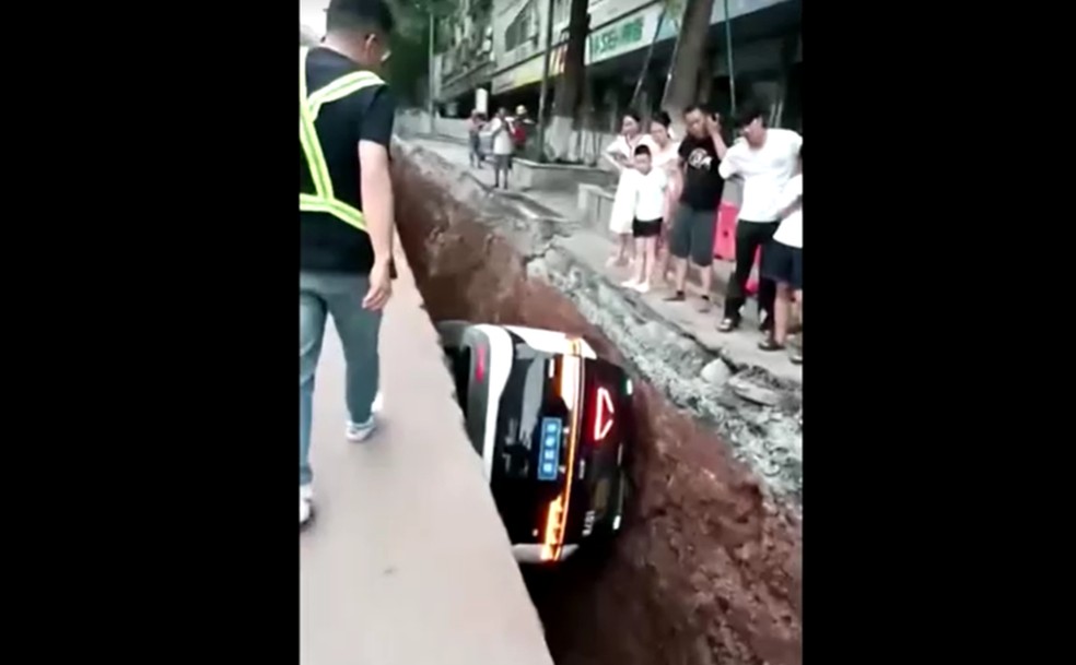 Imagem mostra carro autônomo após cair em uma vala de uma construção na China， em 6 de agosto de 2025. — Foto: Reprodução/ g1