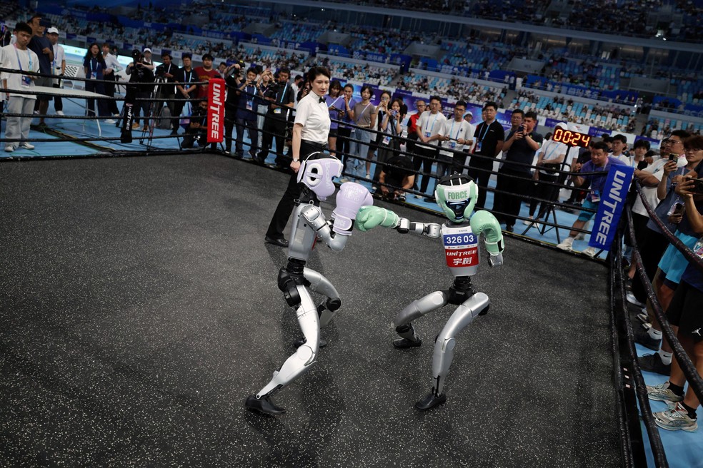 Robôs lutam boxe nas "Olimpíadas dos Robôs" na China — Foto: REUTERS/Tingshu Wang