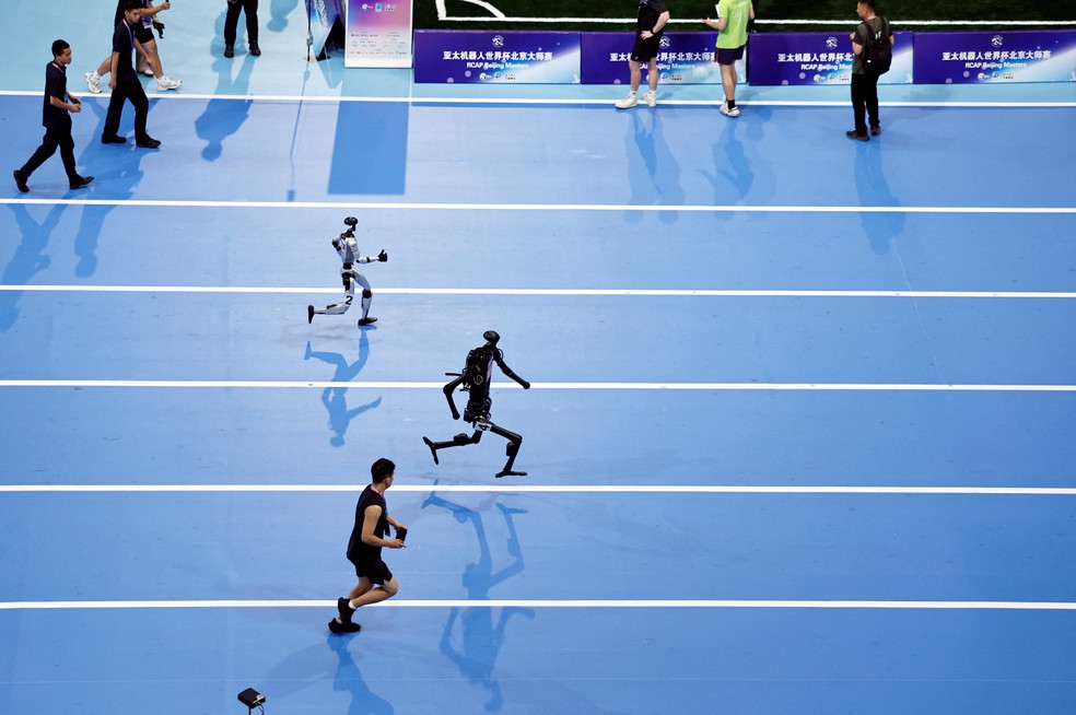 Robôs participam de corrida nas "Olimpíadas dos Robôs" na China — Foto: REUTERS/Tingshu Wang