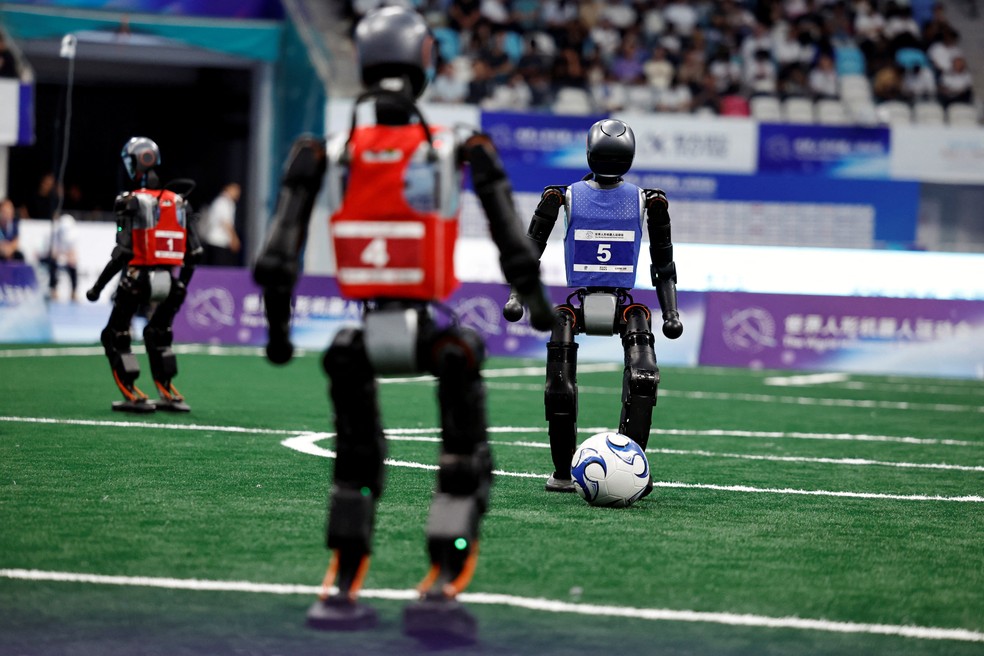 Robôs durante partida de futebol em competição na China — Foto: REUTERS/Tingshu Wang